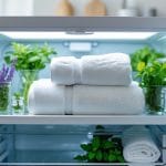 Sådan holder du dine badehåndklæder friske og velduftende i køleskabet